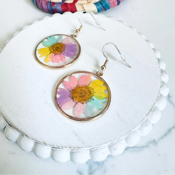 2/$30🌵 Bohemian Pastel Daisy Pressed Flower Earrings Acrylic Boho Gold NEW Gift - Picture 4 of 8